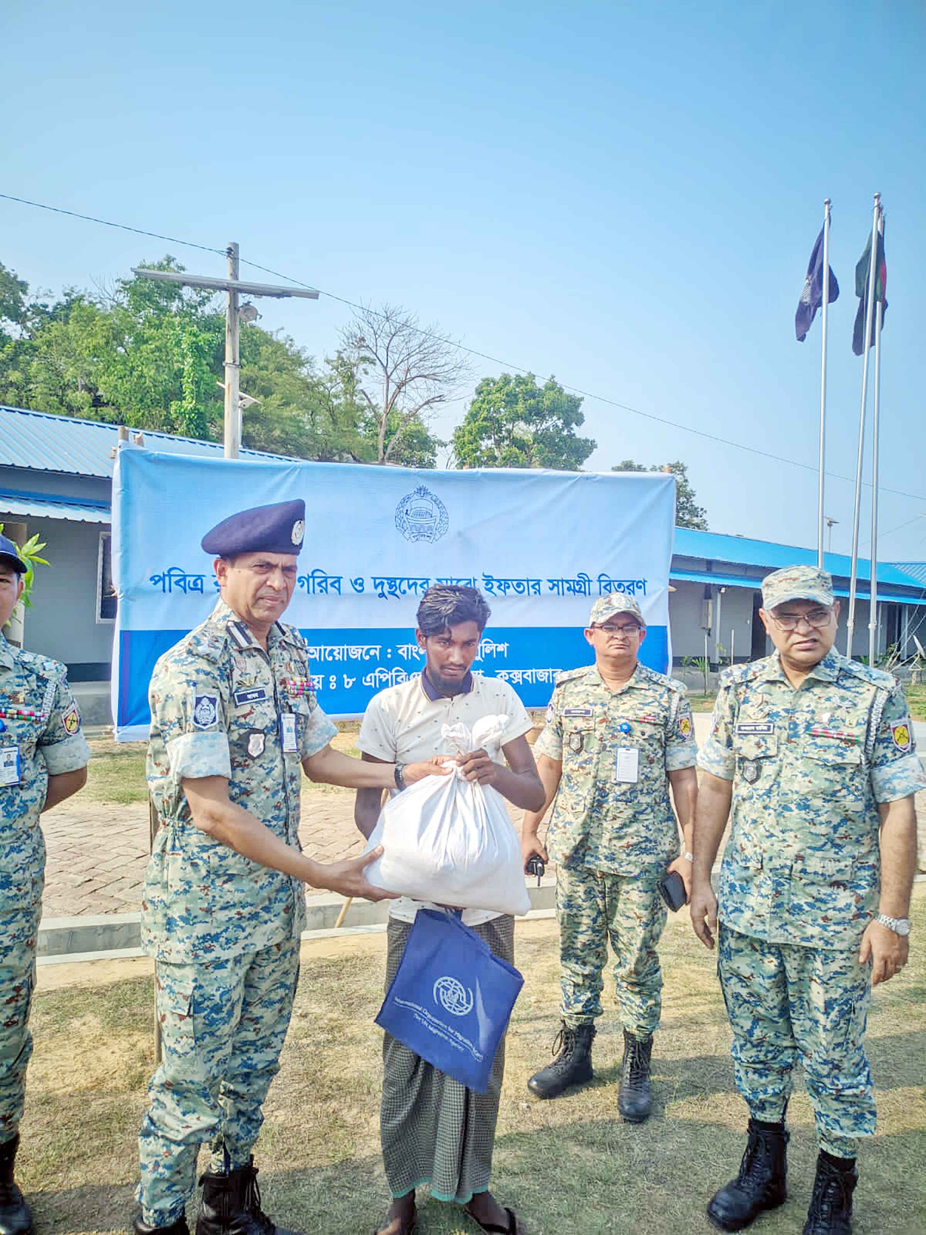 উখিয়ায় রোহিঙ্গাদের মাঝে ইফতার সামগ্রী বিতরণ
