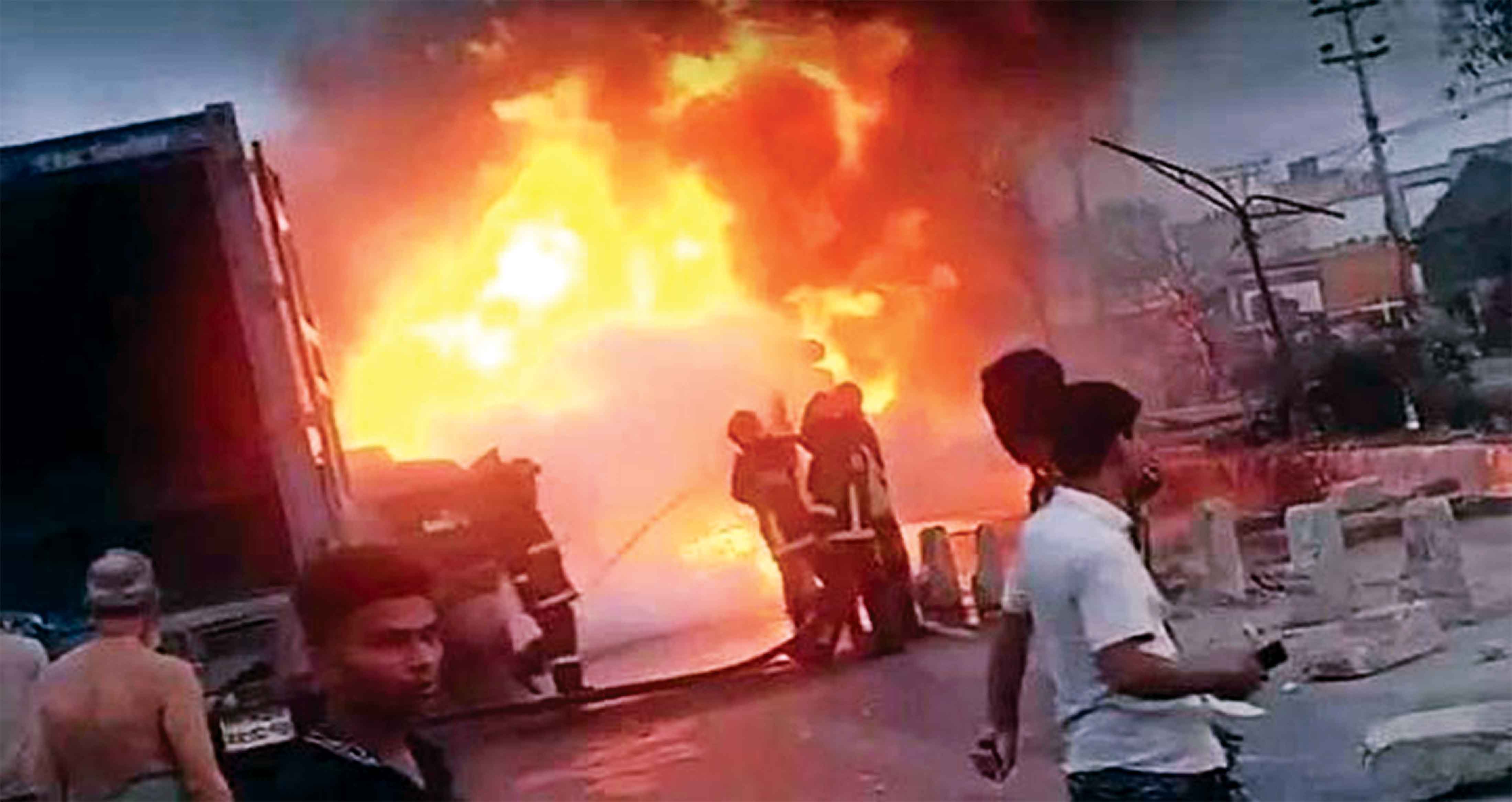 সাভারে তেলের ট্যাংকার উল্টে ৪ গাড়িতে আগুন, নিহত ২