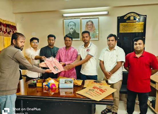 বেরোবির শহীদ মুখতার ইলাহী হলে কর্মচারীদের ঈদ উপহার প্রদান