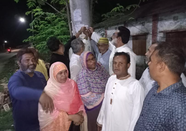 ফুলবাড়ী পৌর শহরের শ্মশানঘাট সেতুর সড়ক বাতি উদ্বোধন