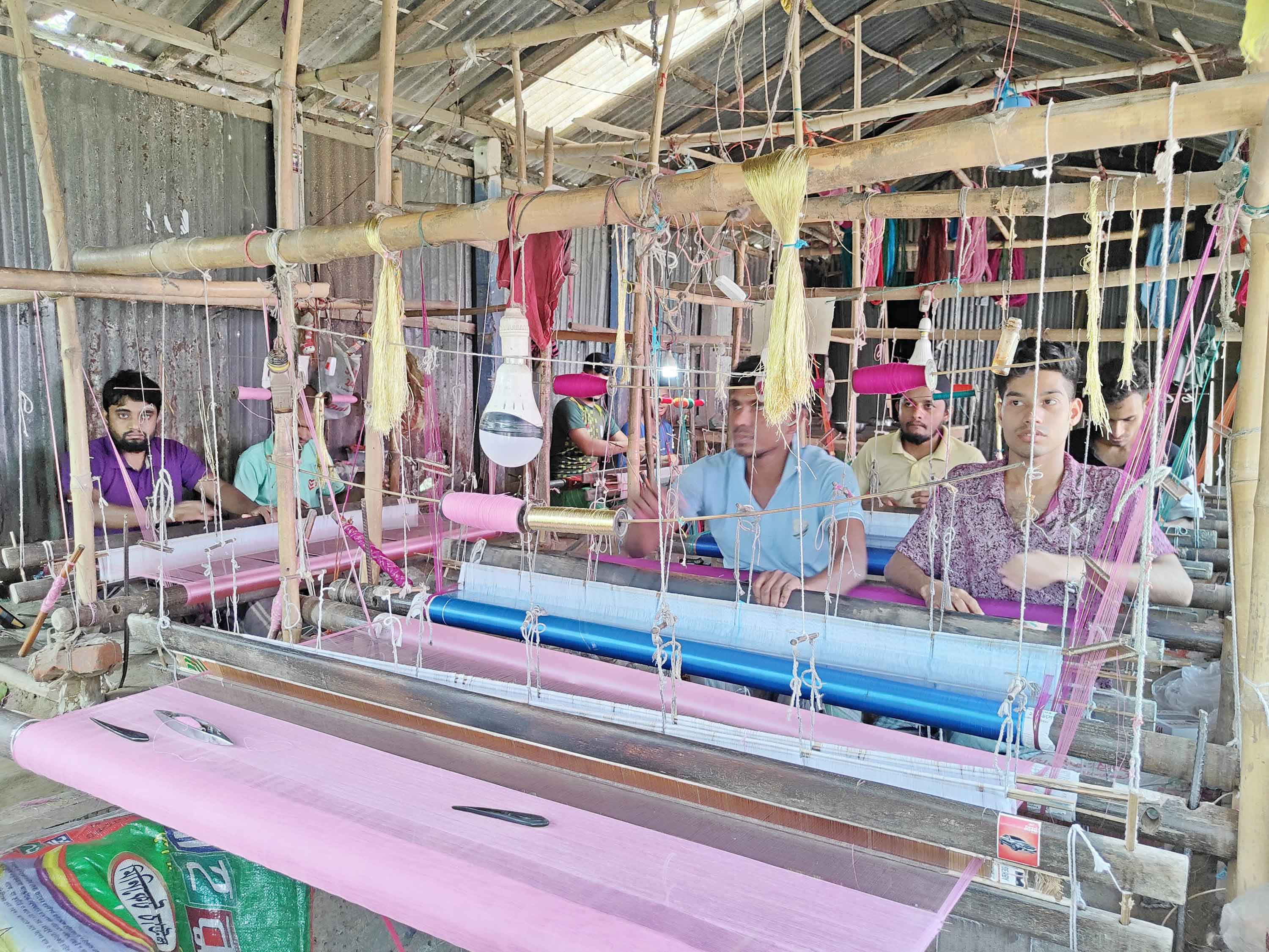 সোনারগাঁওয়ের তাঁতিদের তৈরি জামদানি শাড়ির কদর বাড়ছে