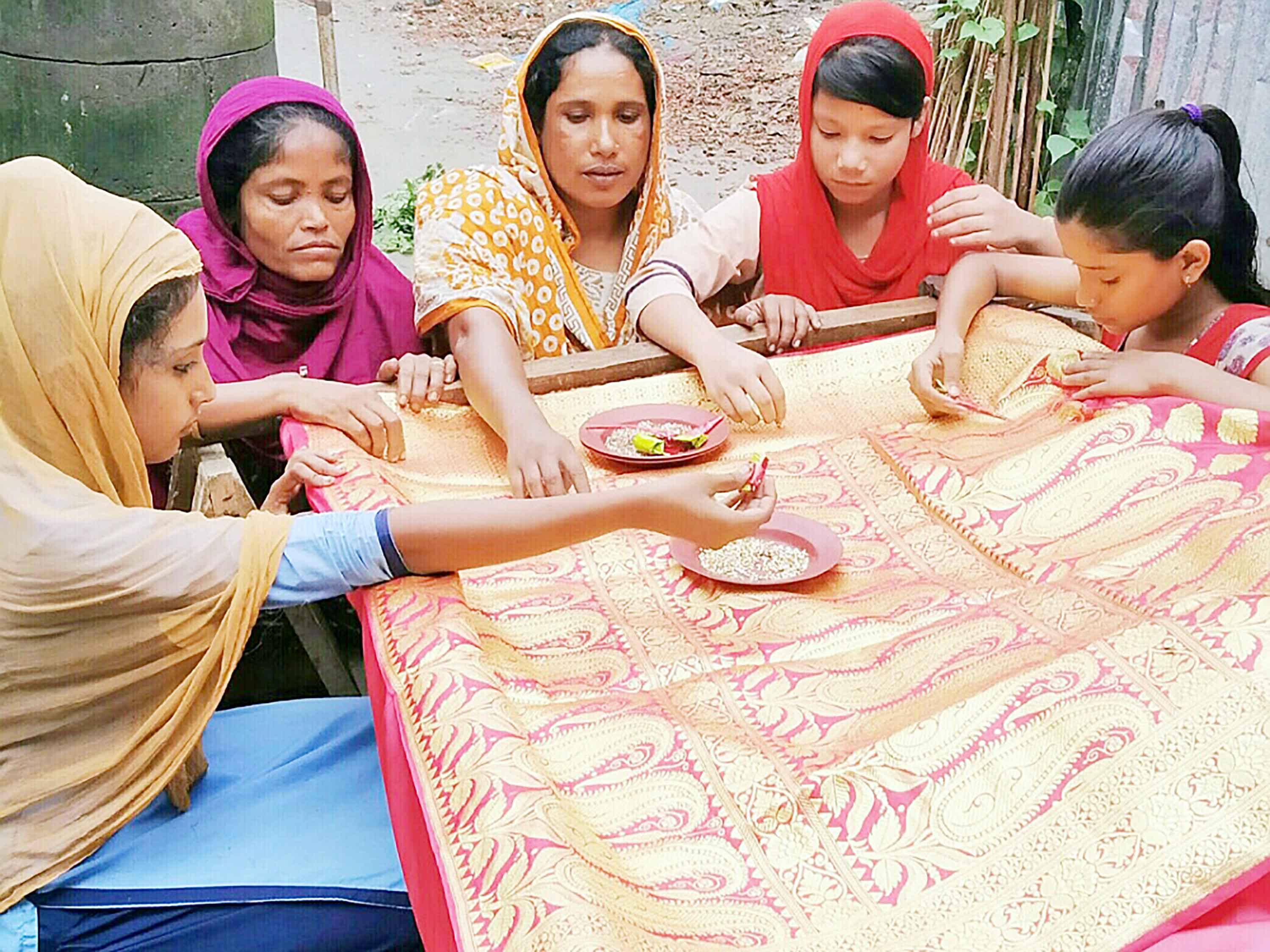 হোসেনপুরে ঈদ ও বাংলা নববর্ষকে ঘিরে সুইসুতার নারী কারিগরদের ব্যস্ততা