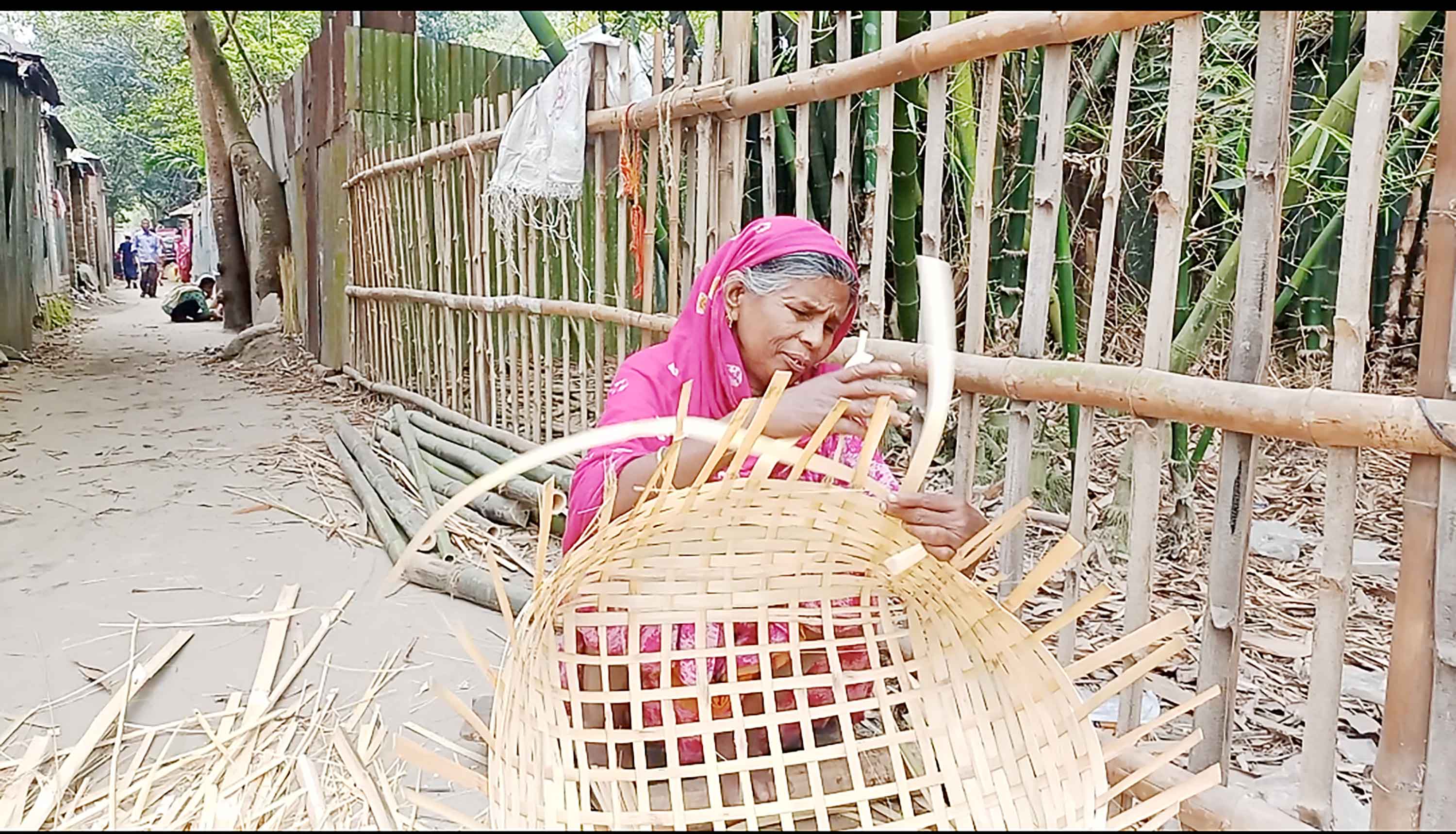 বাঁশের খাঁচি বানিয়ে স্বাবলম্বী সারিয়াকান্দির নারীরা