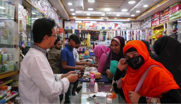 শেষ মুহুর্তে ক্রেতা-বিক্রেতায় জমজমাট মেহেরপুরের ঈদ বাজার