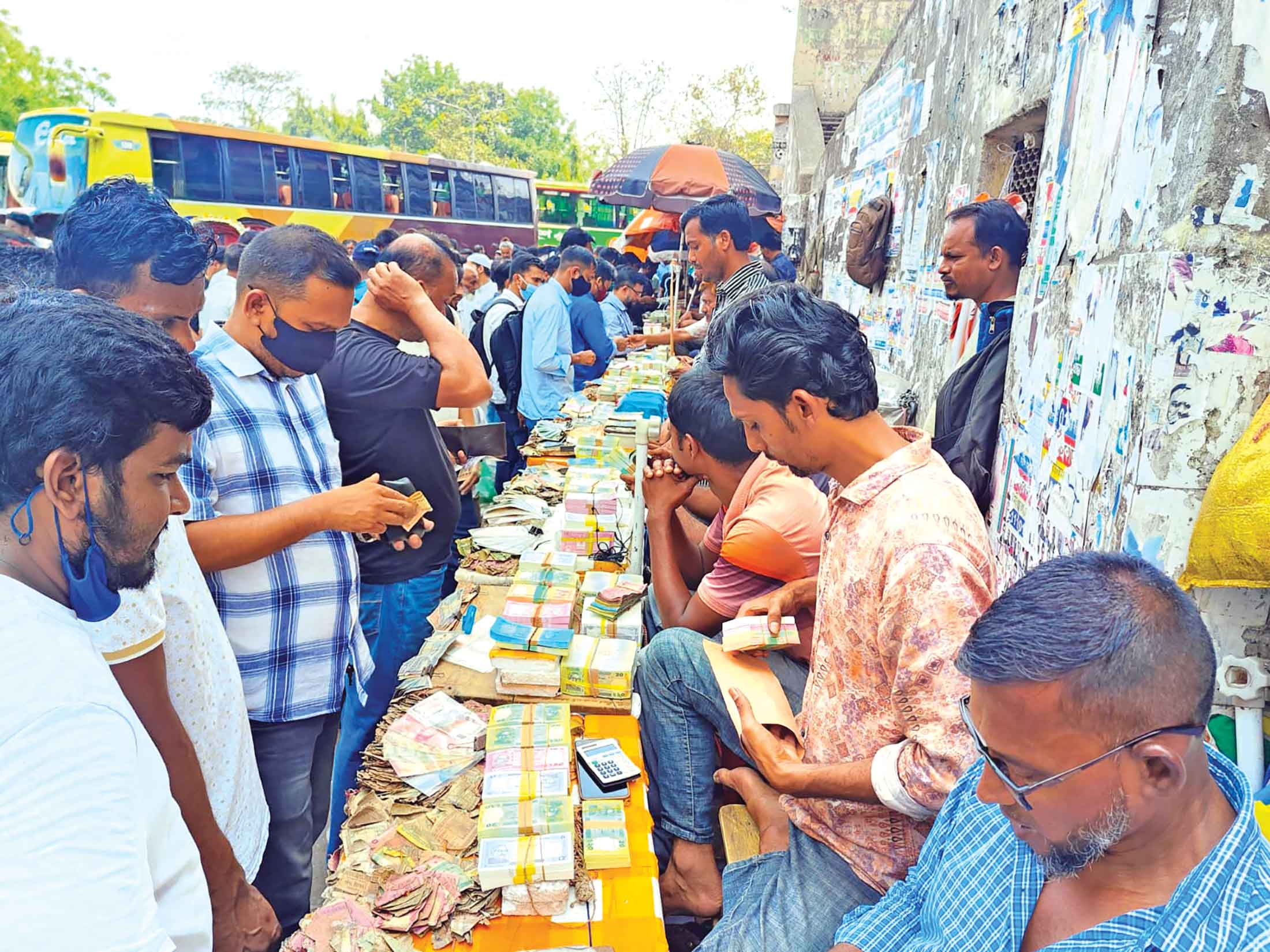 জমে উঠেছে গুলিস্তানের নতুন টাকার হাট দাম নিয়ে অসন্তোষ