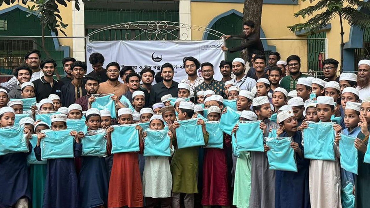 সুবিধাবঞ্চিত শিশুদের ইফতার ও ঈদের নতুন পোশাক বিতরণ