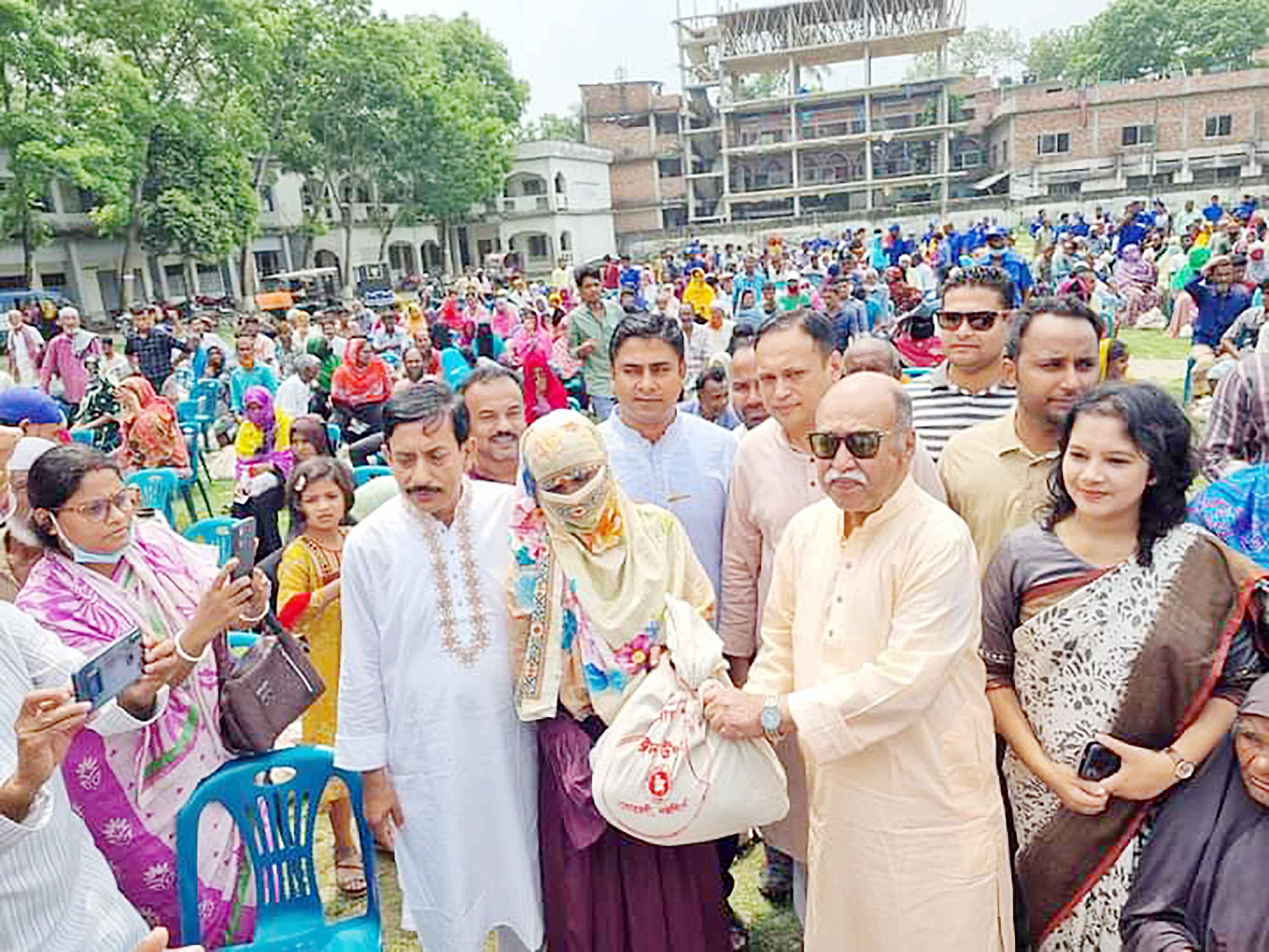 মনোহরদীতে দুস্থ ও অসহায়দের শিল্পমন্ত্রীর ঈদ উপহার বিতরণ
