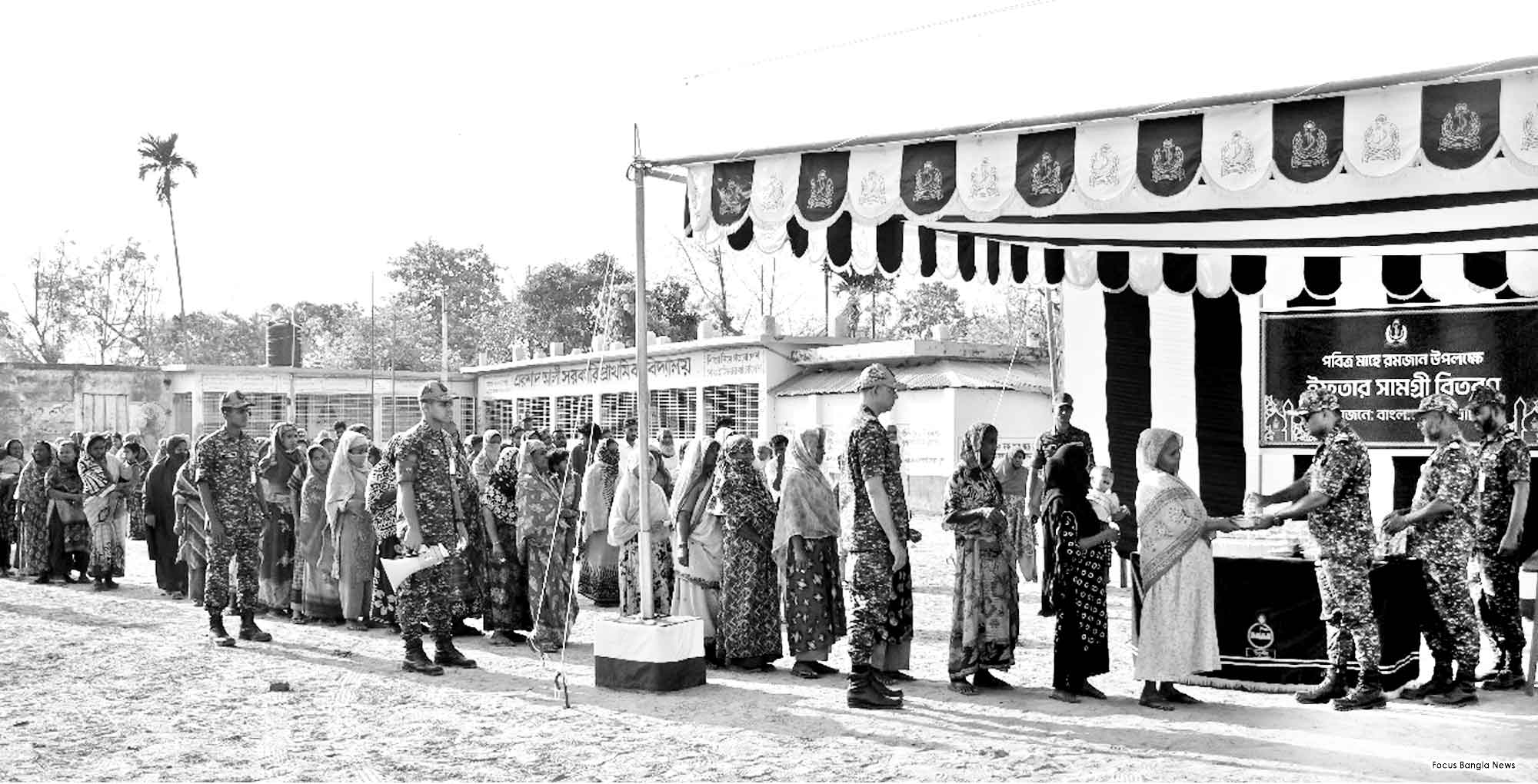 খুলনা, মোংলা ও পটুয়াখালী অসহায় ও দুস্থ পরিবারের মাঝে নৌবাহিনীর ইফতার সামগ্রী বিতরণ