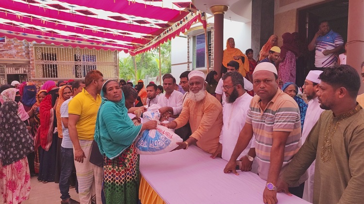 ভেদরগঞ্জে দেড় হাজার পরিবারকে ঈদ উপহার দিলেন সাবেক মেয়র