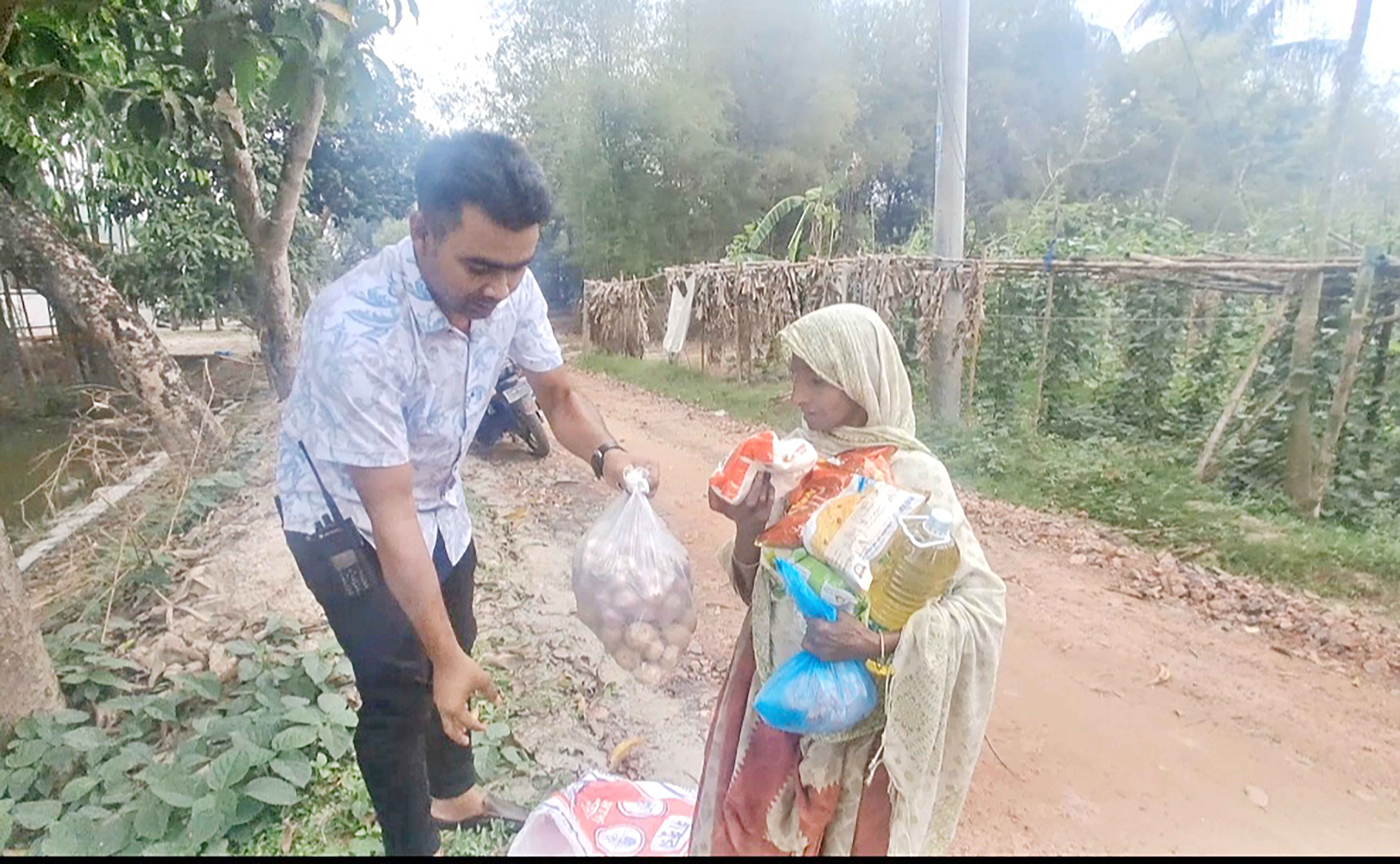শ্রীপুরে সেই অসহায় বৃদ্ধা অযুফা পেলেন খাদ্য সহায়তা