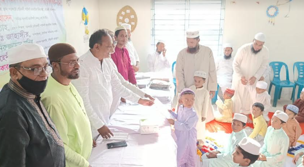 গৌরনদীতে এতিম ও অসহায় শিক্ষার্থীদের মাঝে ঈদ বস্ত্র বিতরণ