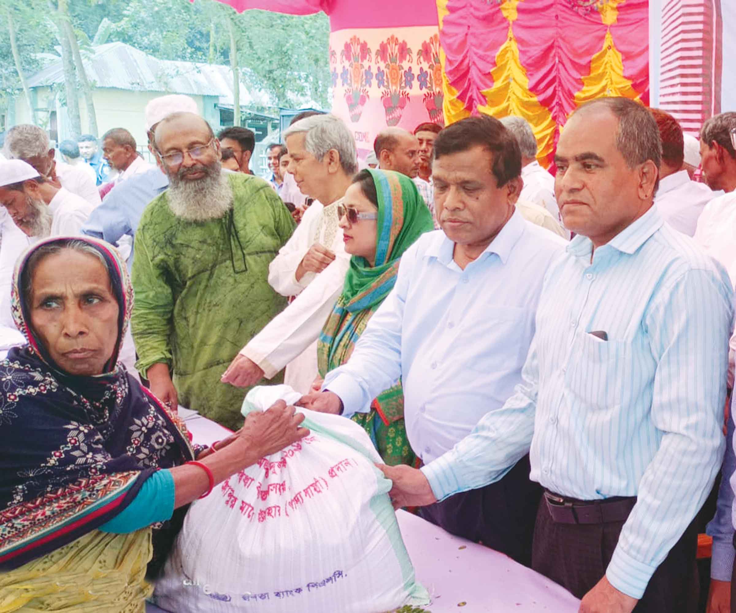 বগুড়ায় জনতা ব্যাংকের খাদ্যসামগ্রী বিতরণ