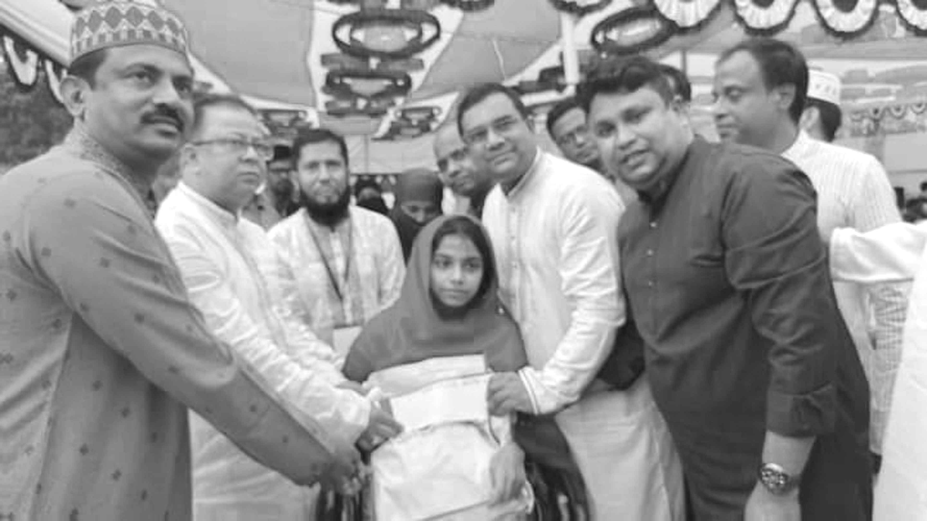 এইচ এল ফাউন্ডেশনের উদ্যোগে ঈদসামগ্রী ও উপহার বিতরণ