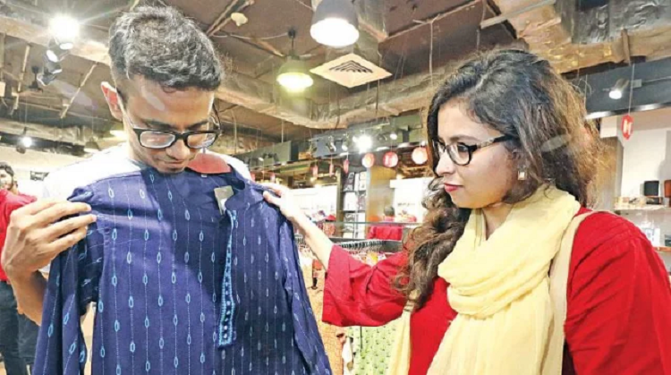 তরুণদের হাতে হাতে শোভা পাচ্ছে দেশি পাঞ্জাবি