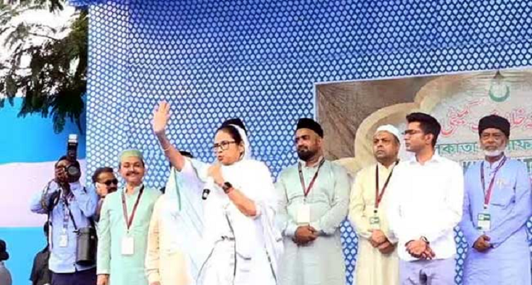 এটা খুশির ঈদ, শত্রুদের বিরুদ্ধে সাহস জোগানোর ঈদ : মমতা