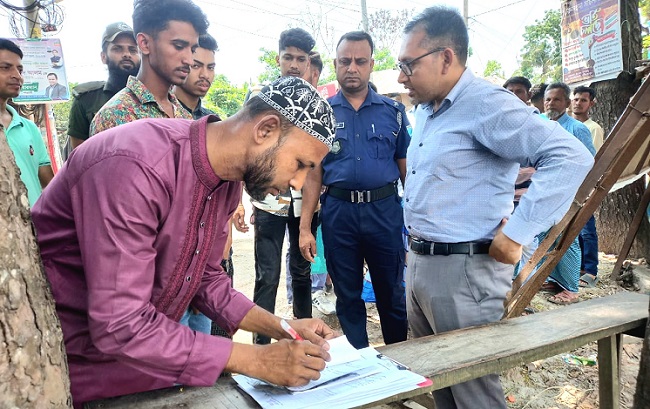 গোসাইরহাটে হেলমেট ও লাইসেন্স বিহীন ৬ আরোহীকে জরিমানা