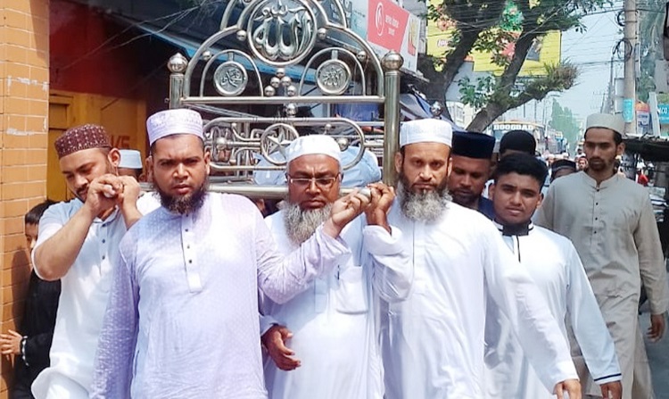 বাবার কাঁধে হাফেজ ছেলের লাশ