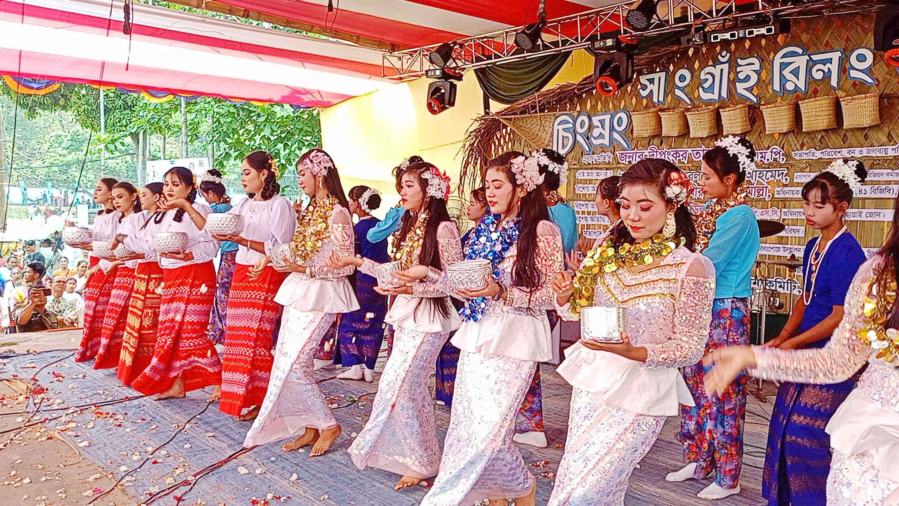 পাহাড়ে সাংগ্রাঁই জল উৎসবে মাতোয়ারা মারমা গোষ্ঠী