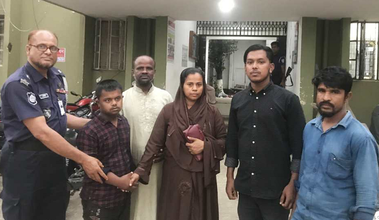 নিখোঁজ ফাহাদকে স্বজনদের কাছে হস্তান্তর 