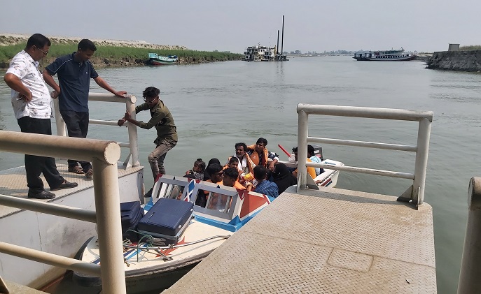 চরভদ্রাসনে প্রশাসনের তৎপরতায় বাড়েনি ভাড়া, যাত্রীদের সন্তোস প্রকাশ