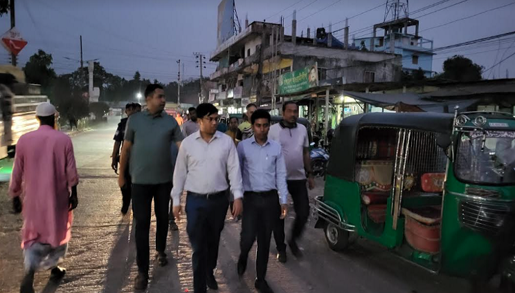 প্রশাসনের অভিযানে ৩০০ টাকার ভাড়া নামলো ৬০ টাকায় 