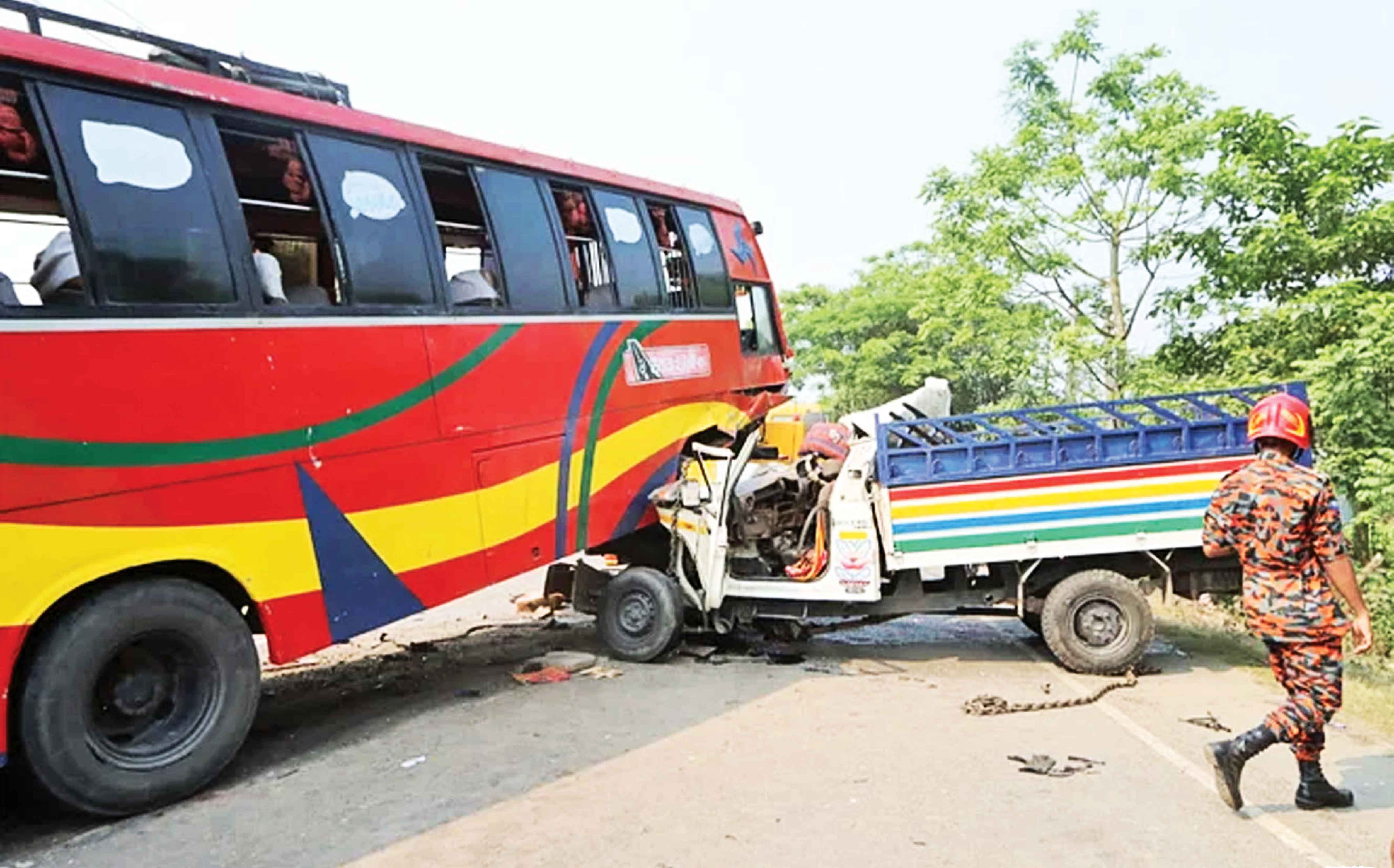 সড়ক কেড়ে নিল ২০ প্রাণ