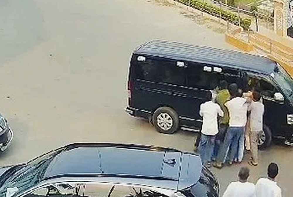 প্রার্থীকে তুলে নিয়ে যান আ'লীগ নেতার লোকজন