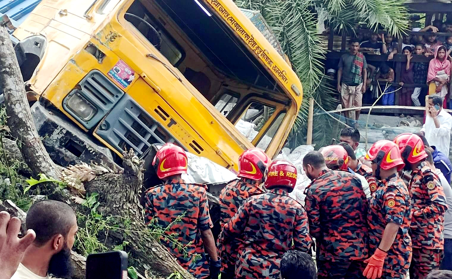 ঝালকাঠিতে ত্রিমুখী সংঘর্ষে নিহত বেড়ে ১৪