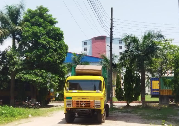 যবিপ্রবিতে ট্রাক আটকে টাকা দাবি, উপাচার্যের উপস্থিতিতে পালিয়ে গেলো চাঁদাবাজরা