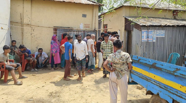 দুর্গন্ধে খোঁজ মিলল তালাবদ্ধ ঘরে নারীর অর্ধগলিত লাশ, স্বামী উধাও 