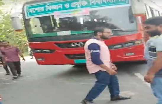 যবিপ্রবি শিক্ষার্থী ও বাস চালককে মারধর, আটক ২