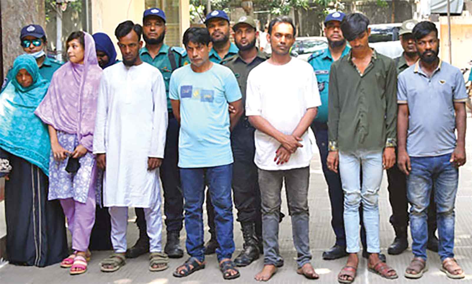 রেকি করে ফাঁকা বাসায় চুরি