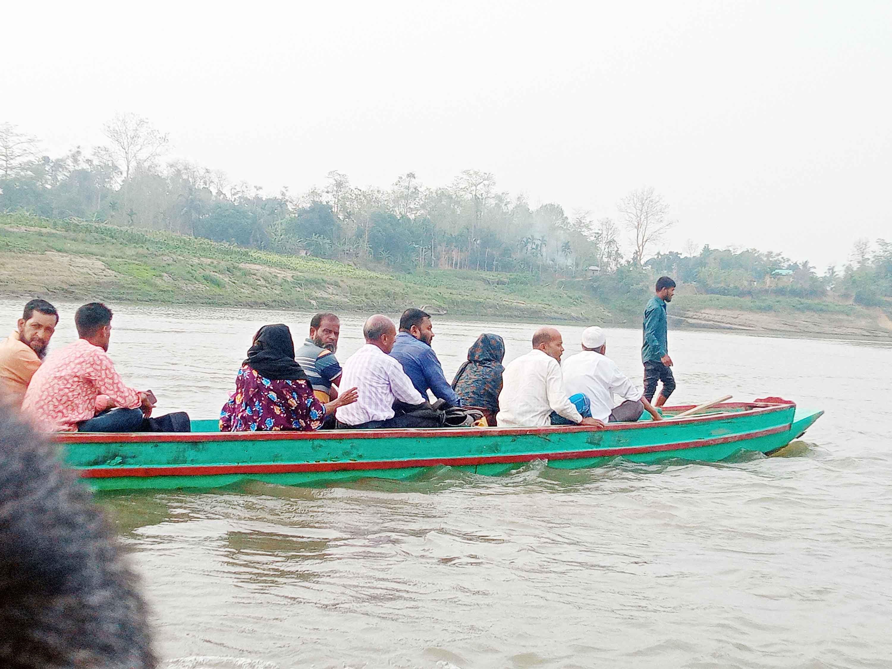 কাপ্তাই লেকের পানি শুকিয়ে যাওয়ায় বরকলের নৌযাত্রীদের দুর্ভোগ