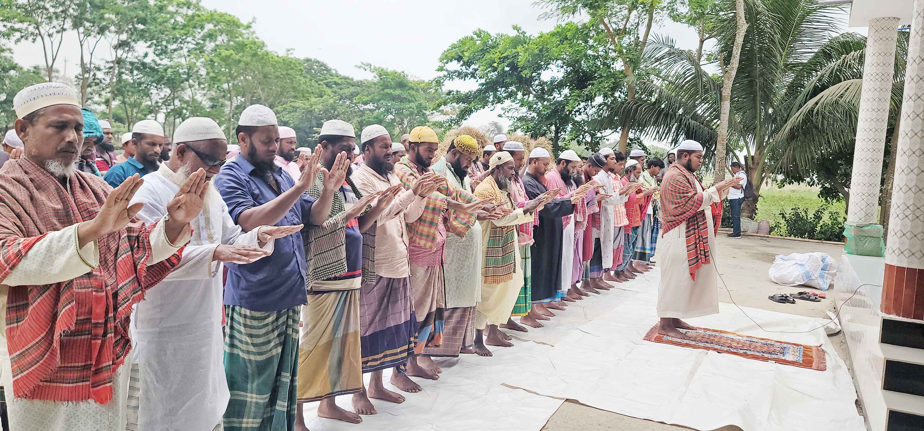 রাঙ্গাবালীর চরমোন্তাজে বৃষ্টির জন্য বিশেষ নামাজ আদায়