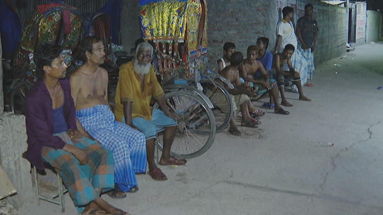 যে কারণে গভীর রাতেও রাস্তায় রাস্তায় ঘুরছে মানুষ