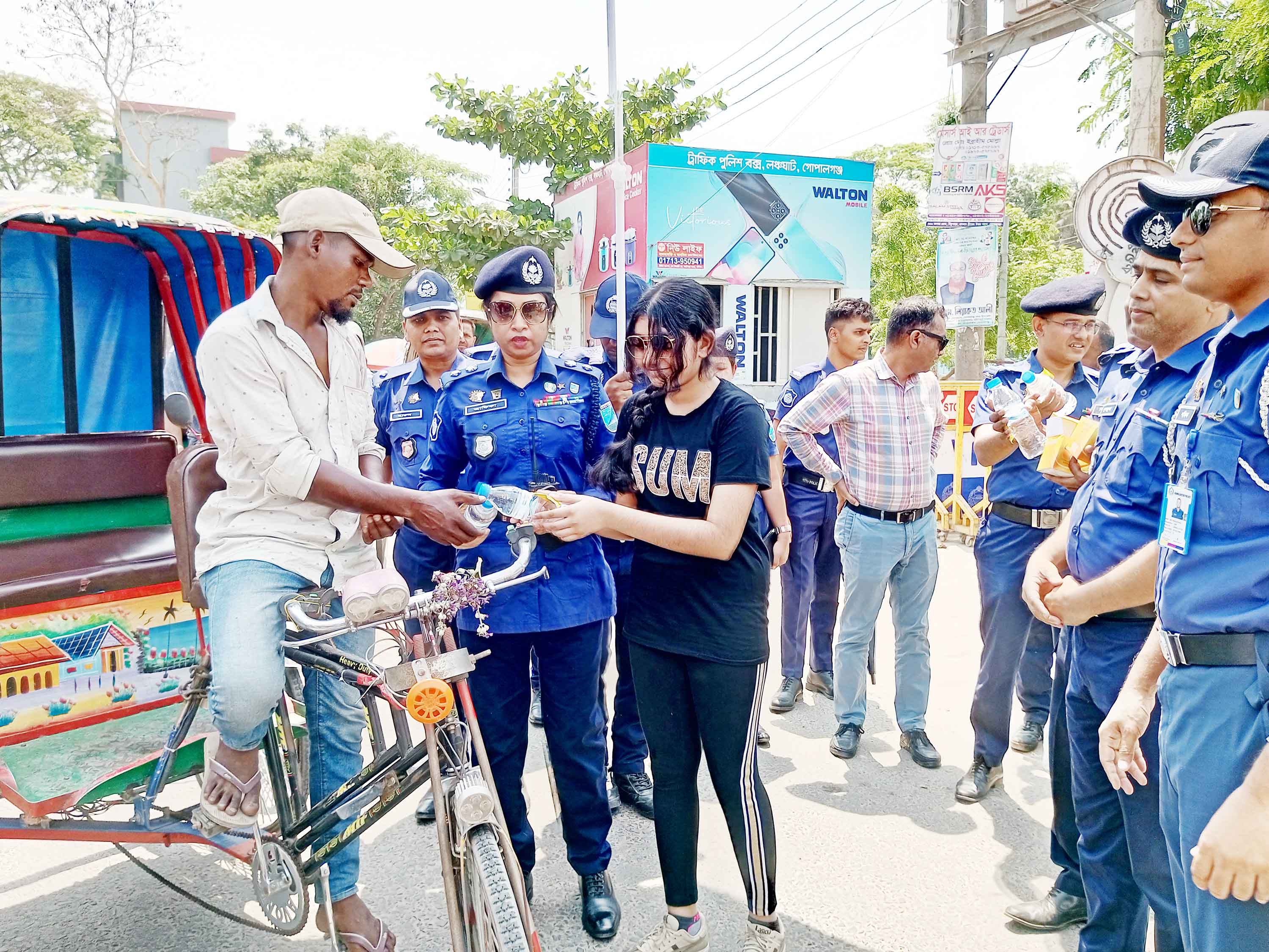 গোপালগঞ্জে তীব্র তাপদাহে বিশুদ্ধ পানি ও স্যালাইন বিতরণ