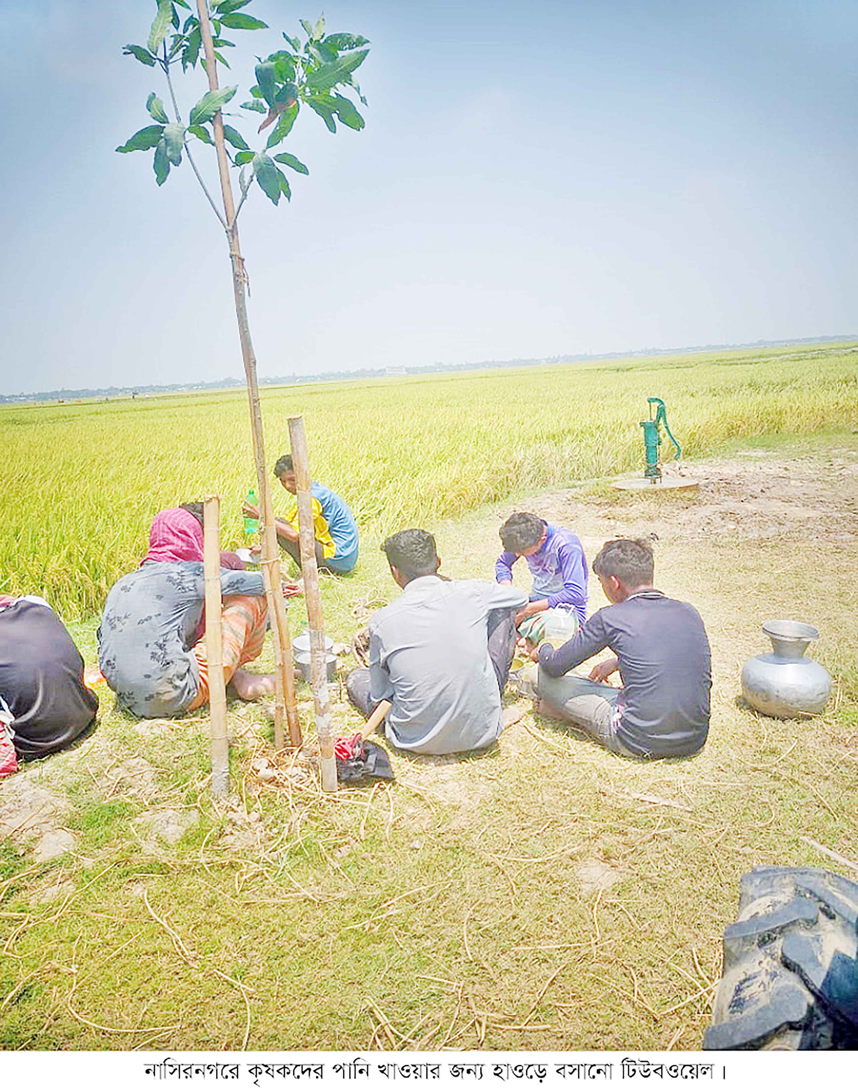 কৃষকদের পানি খাওয়ার জন্য হাওড়ে বসল দুই টিউবওয়েল