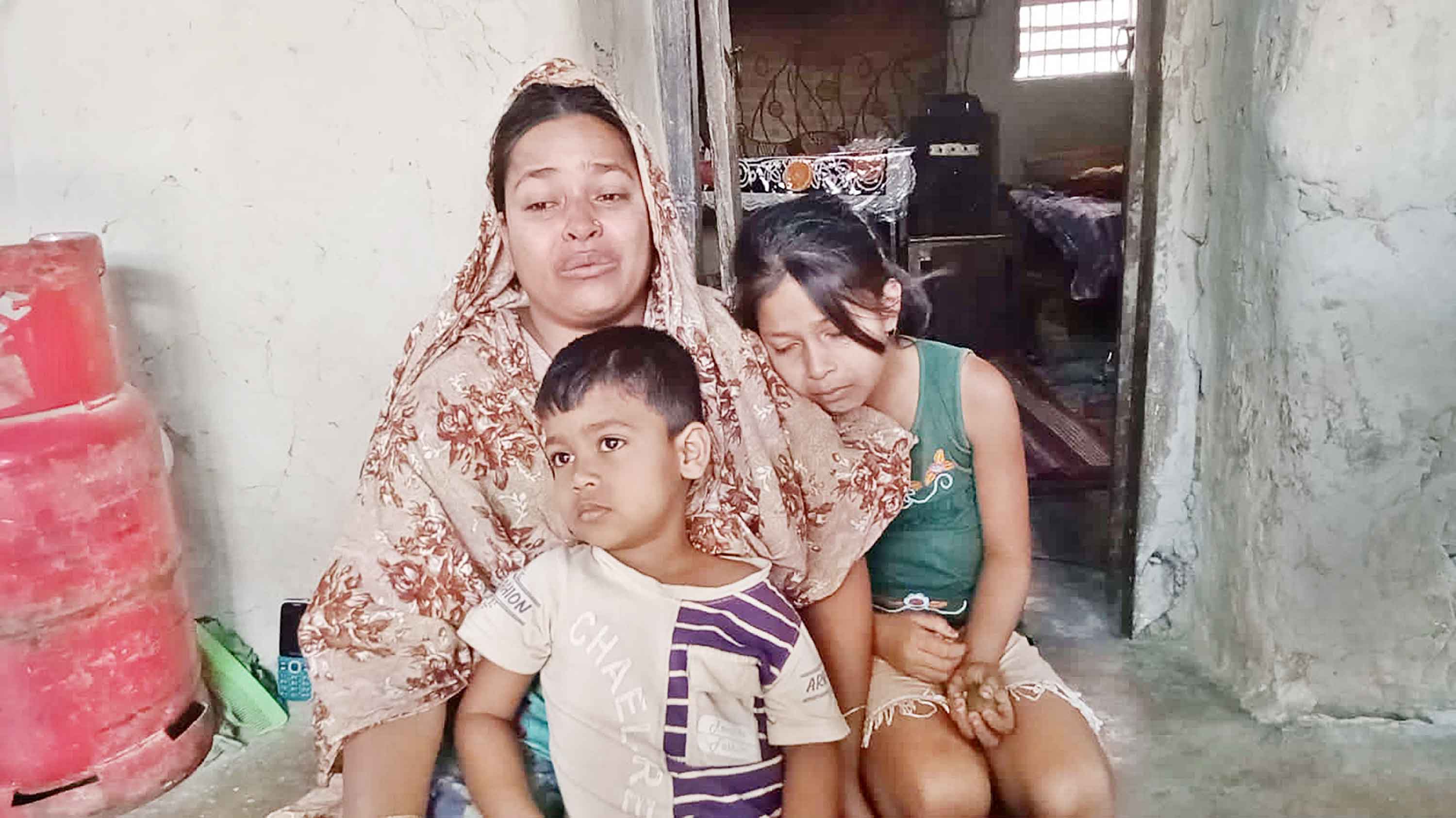 এখনো কান্না থামেনি দুই পা হারানো ফুলবাড়ীর গৃহবধূ রেবেকার