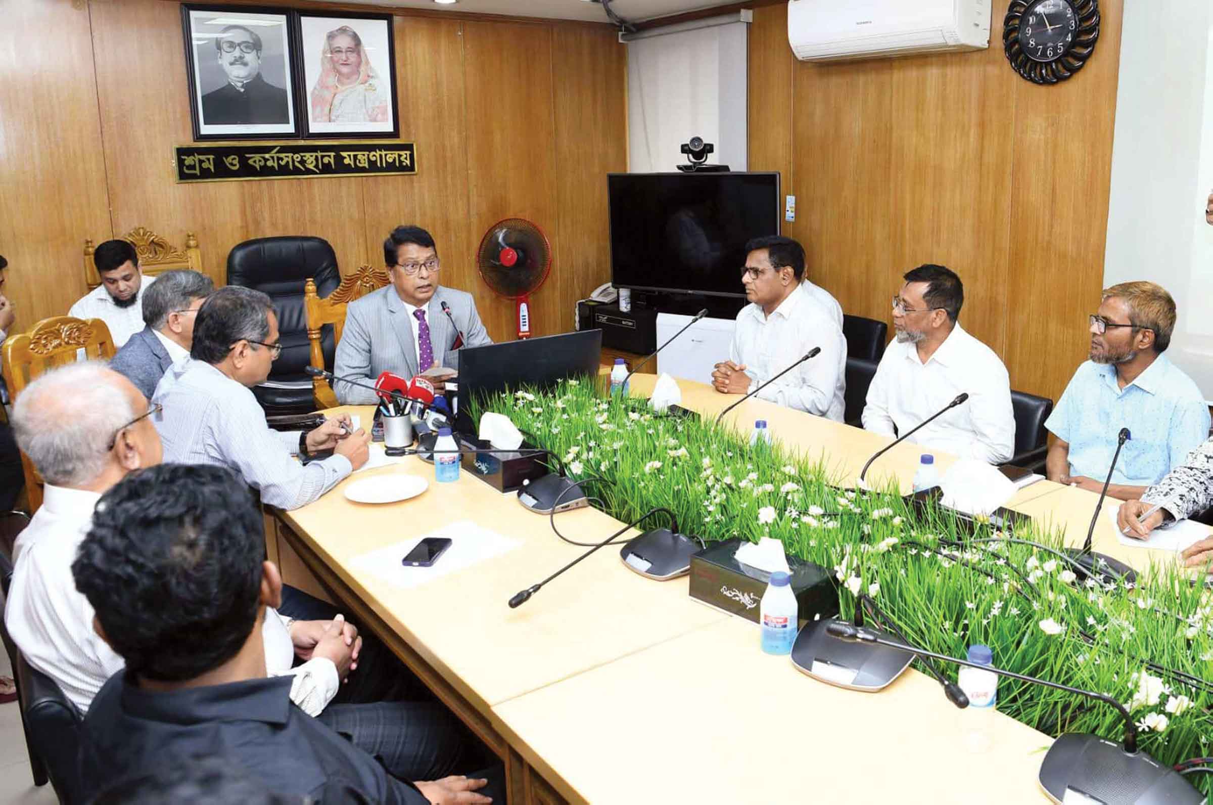 যমুনা অয়েলের চেক হস্তান্তর