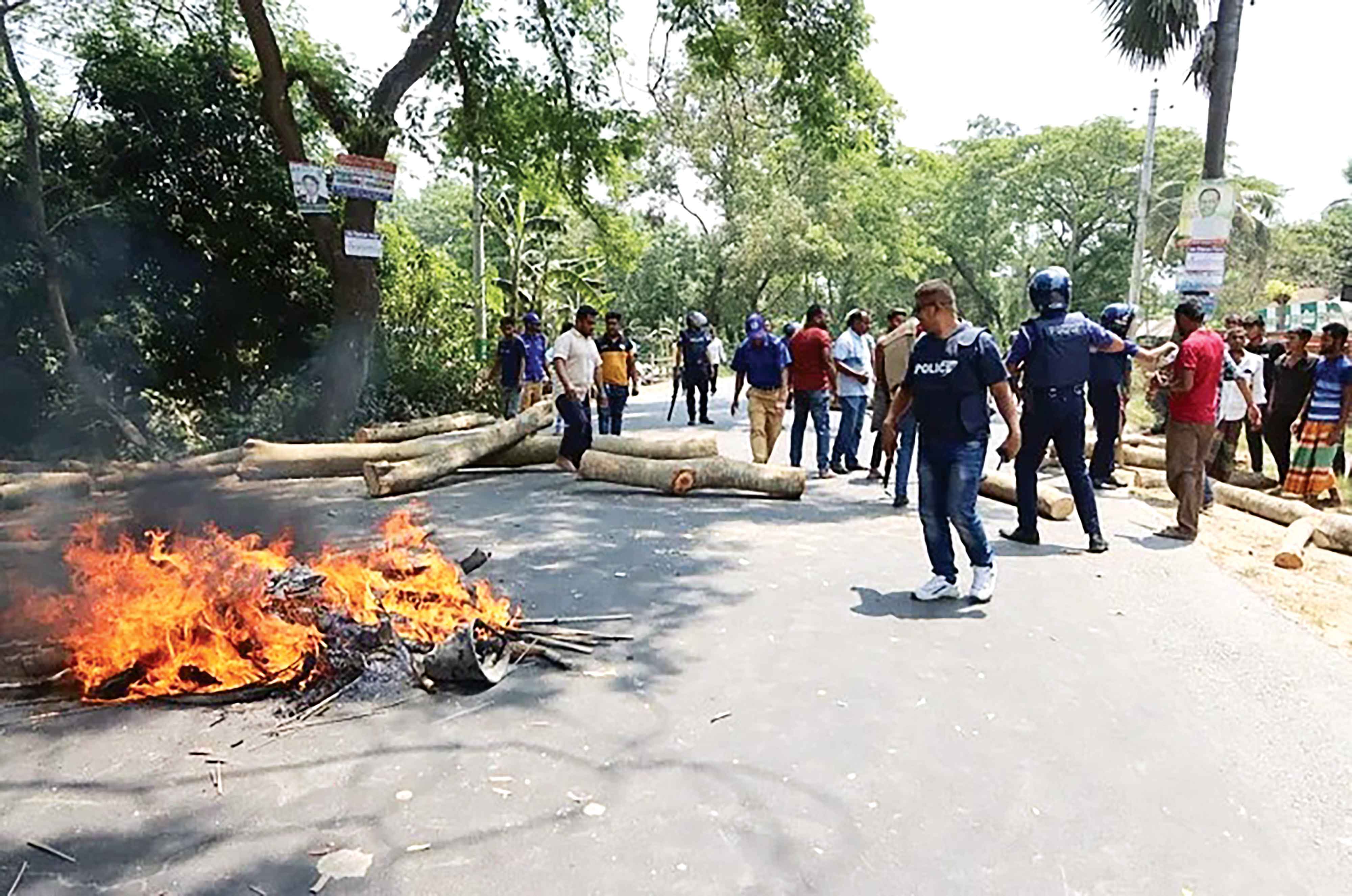 মানববন্ধন শেষে বিক্ষুব্ধ জনতার সঙ্গে পুলিশের ধাওয়া-পাল্টাধাওয়া