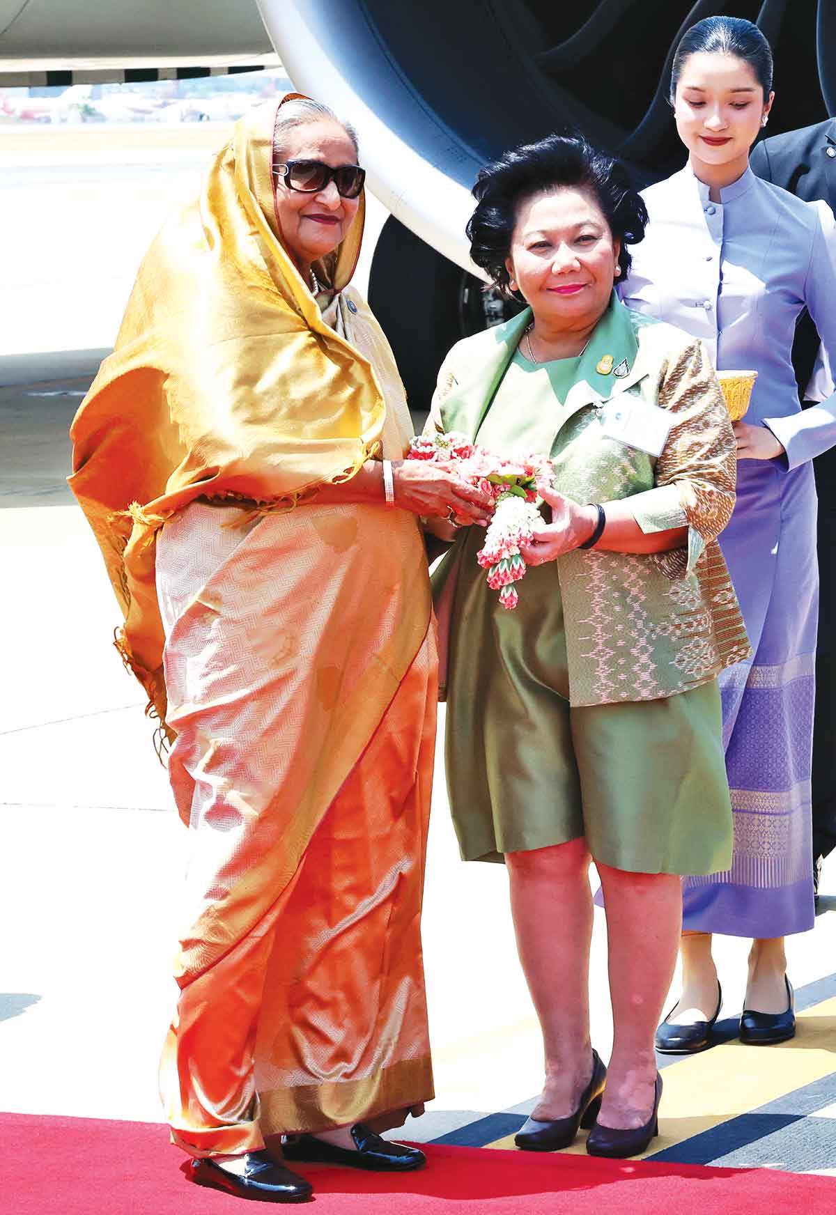 থাইল্যান্ডে প্রধানমন্ত্রীকে লালগালিচা সংবর্ধনা