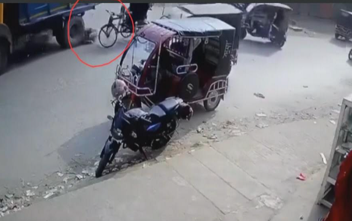 ট্রাকের চাকায় পিষ্ট হয়ে প্রাণ গেল রিকশাচালকের