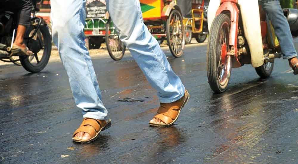 দাবদাহে গলছে সড়কের বিটুমিন