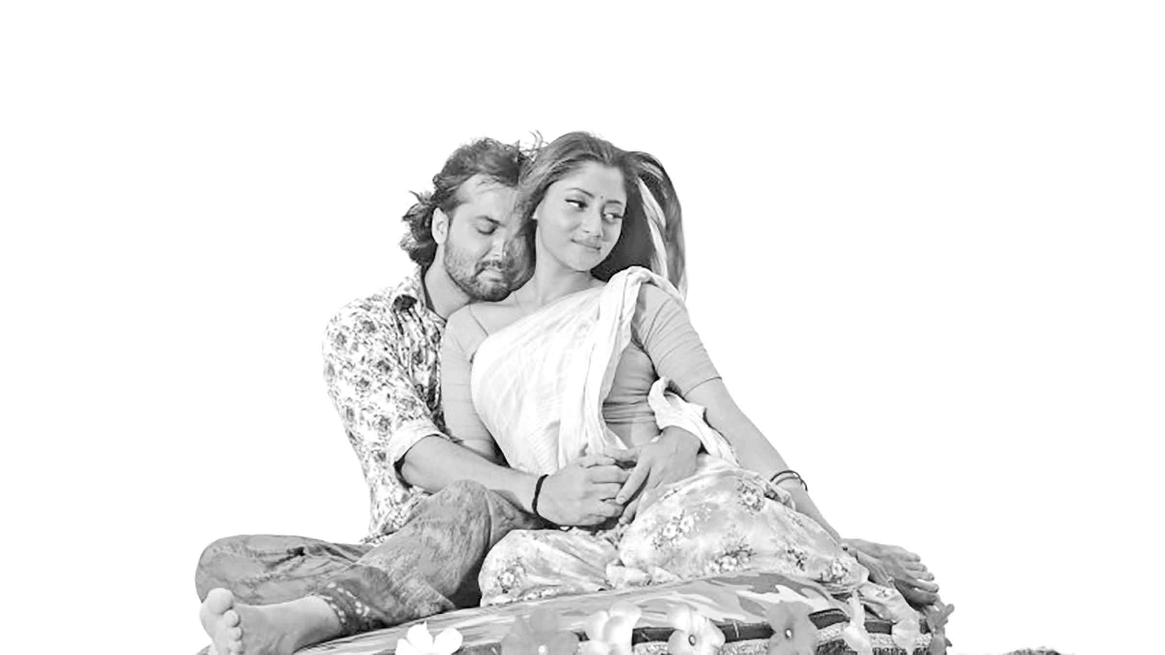 সাফল্যের পথে আদর-পুজার 'লিপস্টিক'