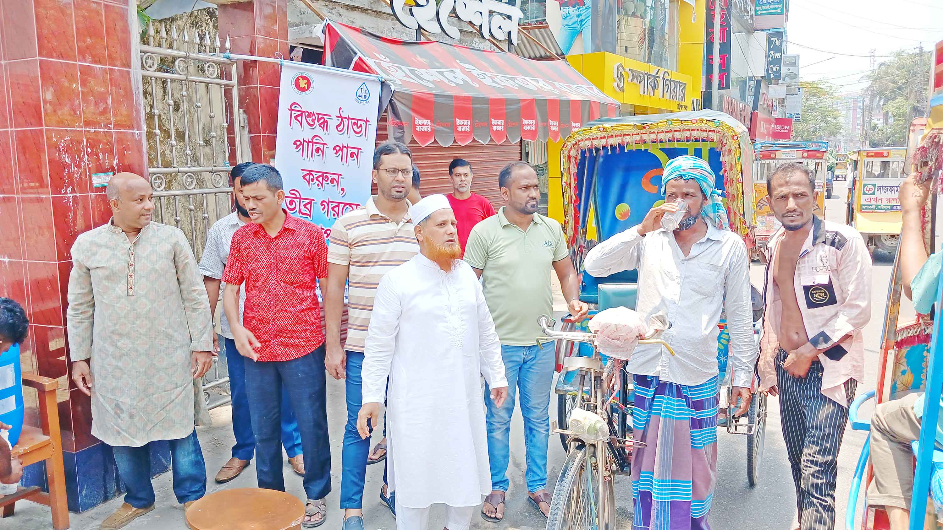 বরিশালে পথচারীদের পানি সরবরাহ করল জনস্বাস্থ্য প্রকৌশল