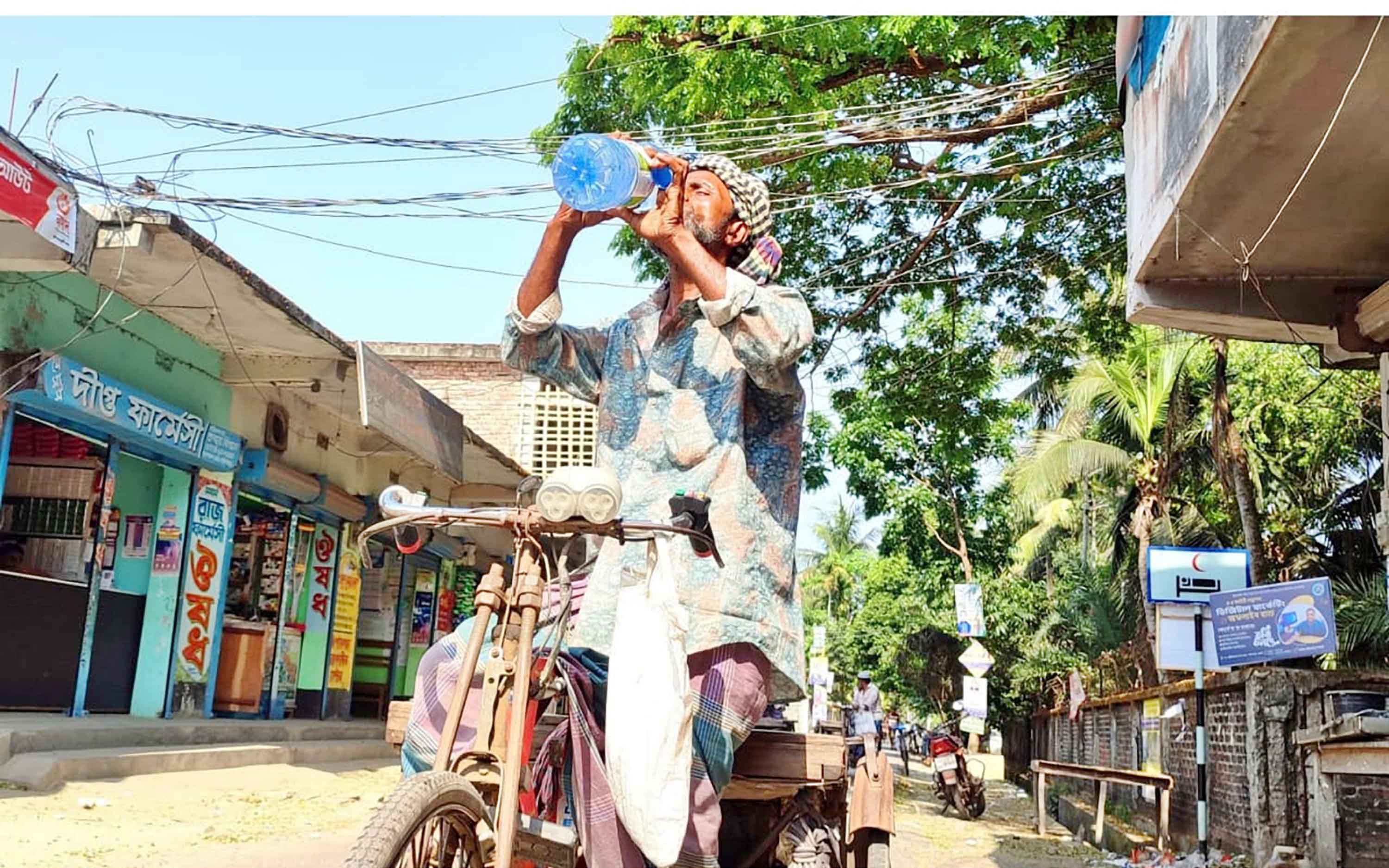 তীব্র তাপপ্রবাহে মানুষের নাভিশ্বাস বেড়েছে হিটস্ট্রোক ও সাপের উপদ্রব