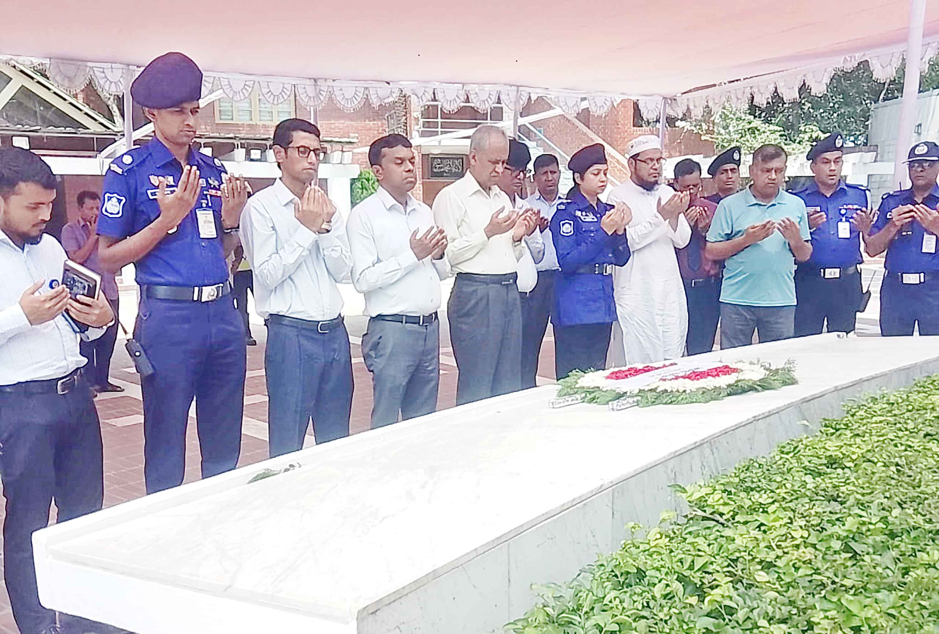 টুঙ্গিপাড়ায় বঙ্গবন্ধুর সমাধিতে ইসি আলমগীরের শ্রদ্ধা
