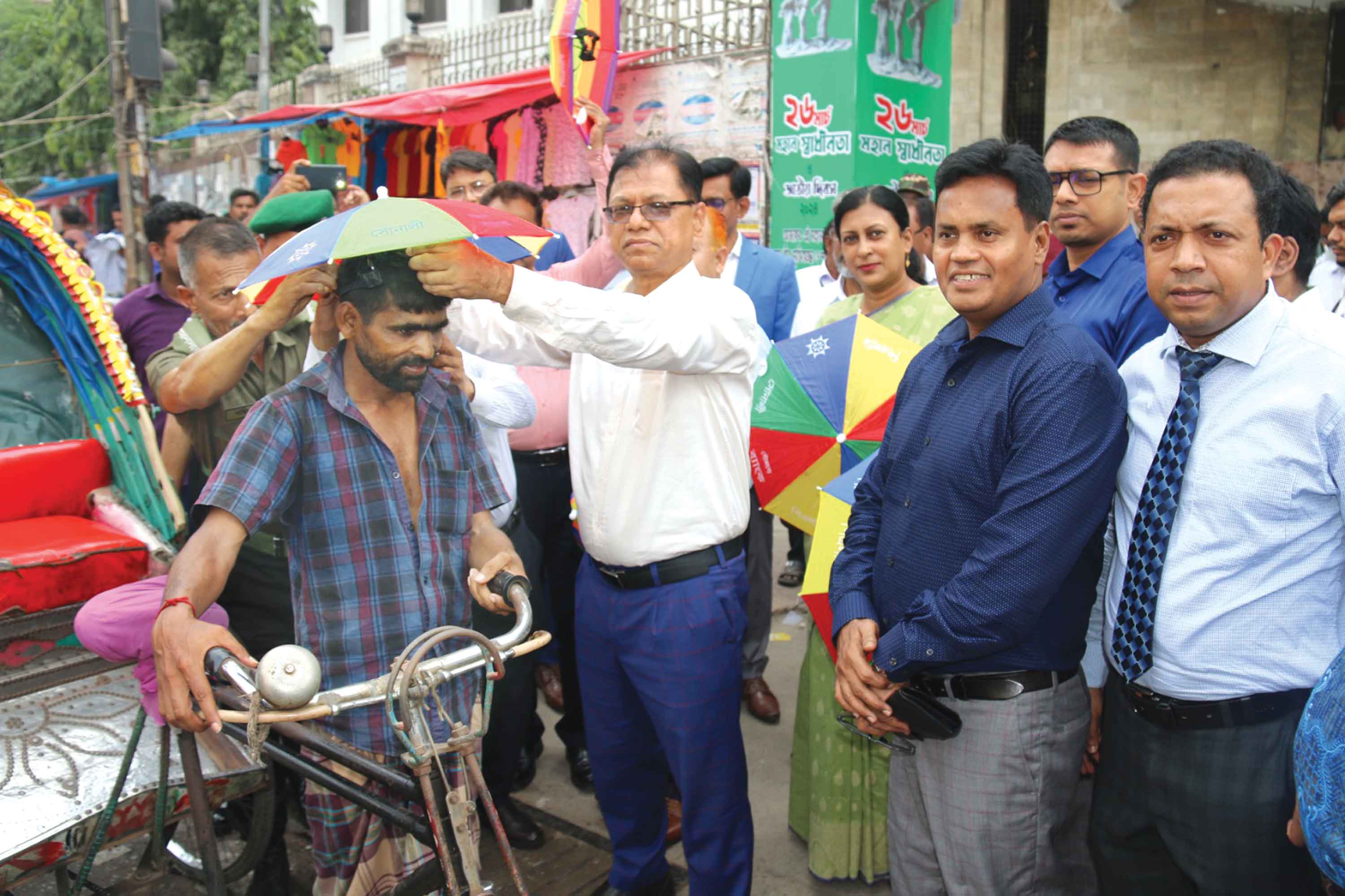 দুই হাজার শ্রমজীবীকে সোনালী ব্যাংকের ছাতা উপহার