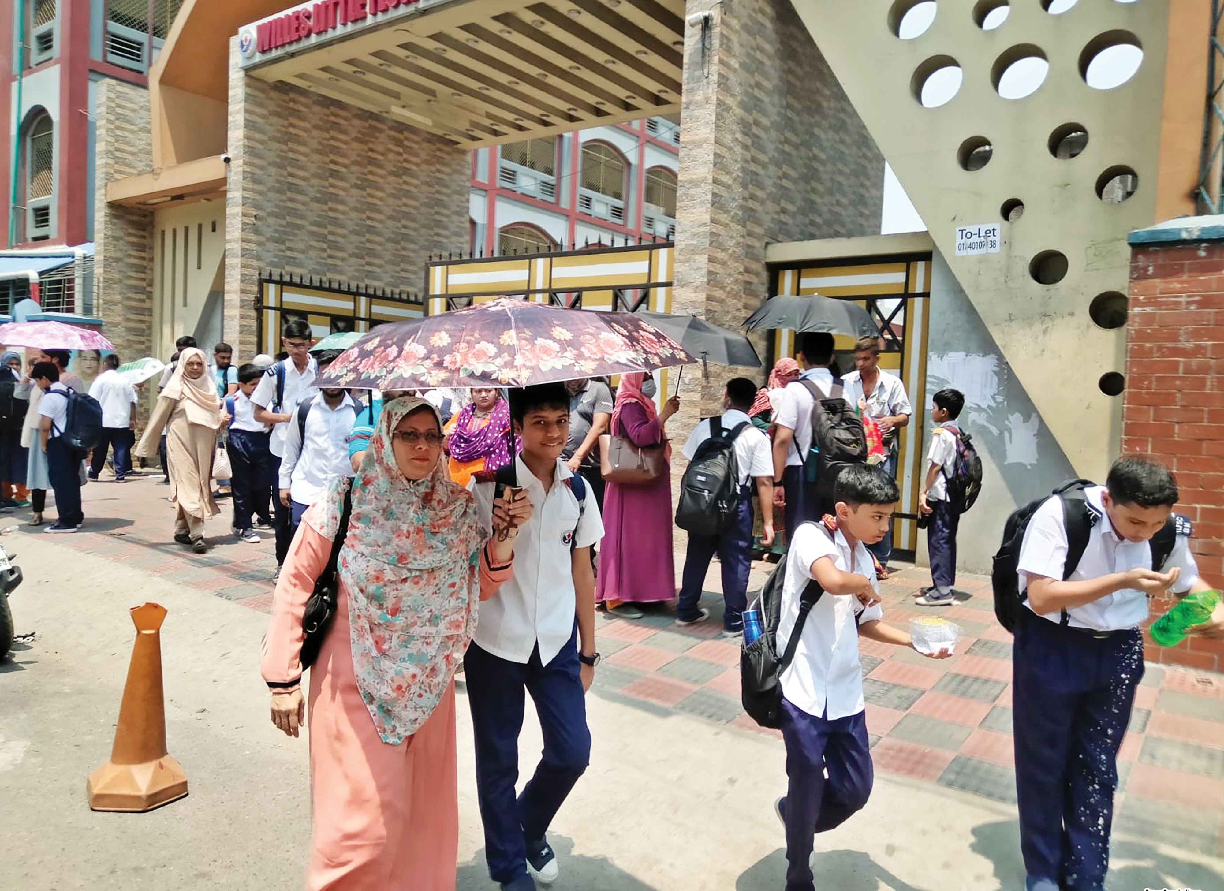 গরমে বিপর্যস্ত শিক্ষার্থীরা