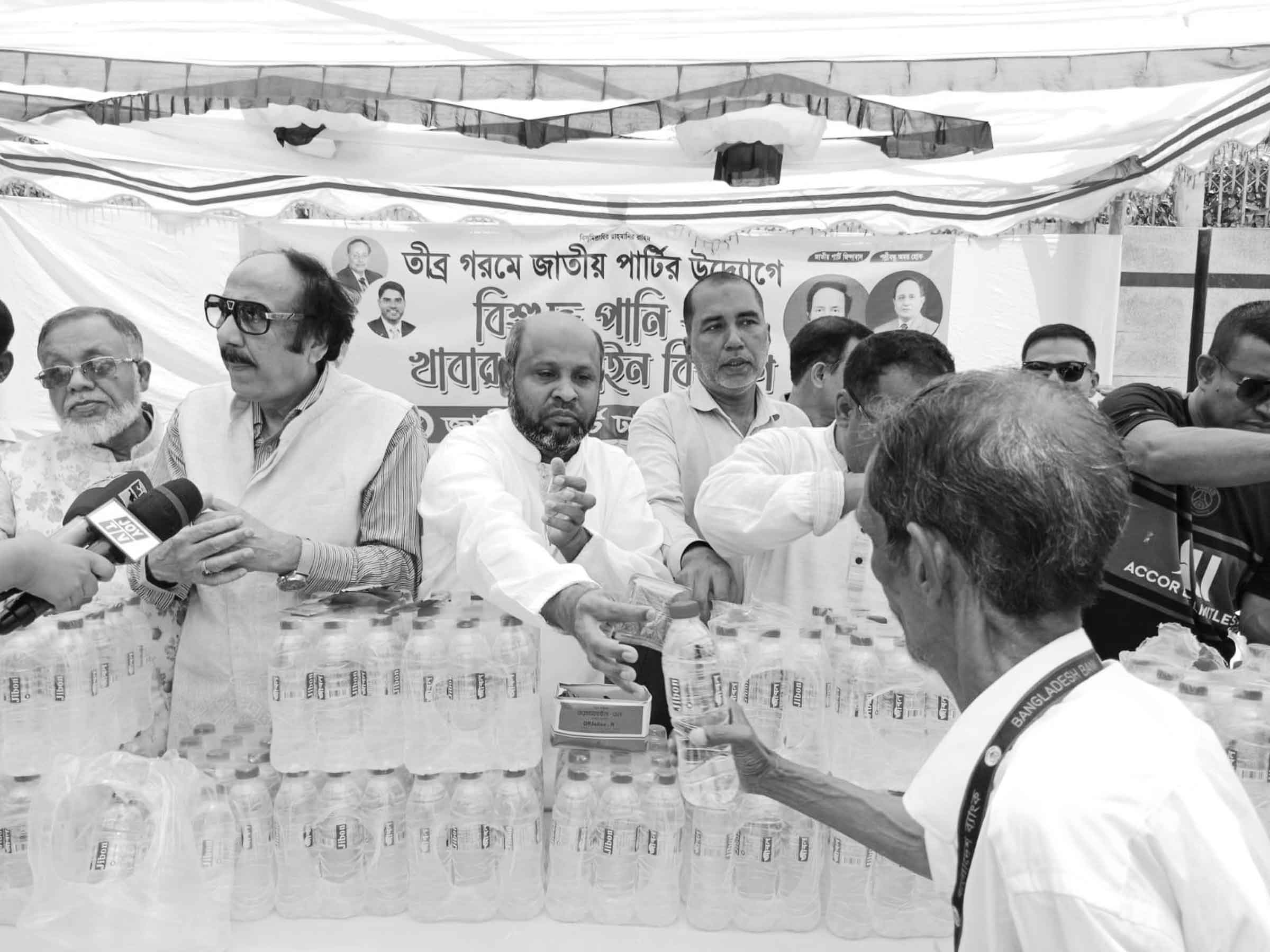 রাজধানীর মতিঝিলে বিশুদ্ধ খাবার পানি বিতরণ জাপার